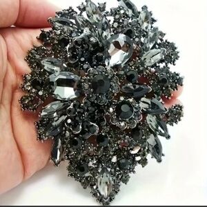 Elegant Black and Silver Brooch Metal Base